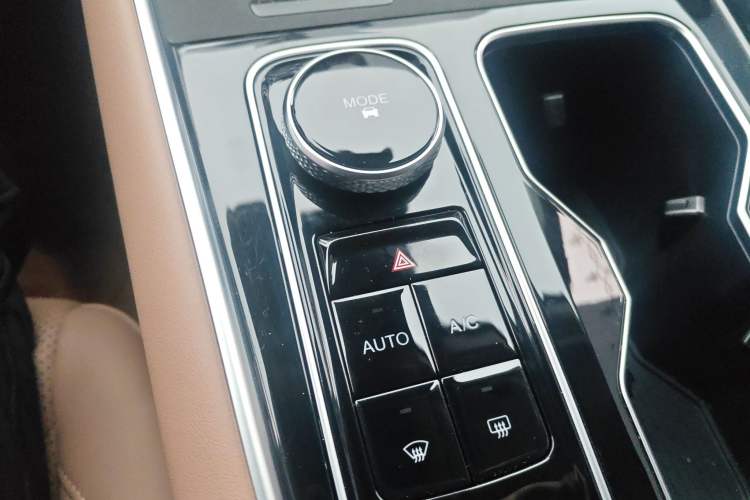 Used Chery Tiggo 8 L 2025 Model 2.0T Two-Wheel Drive Changhong Edition—5 Seaters Gear Lever