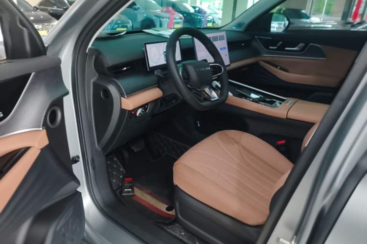 Used Chery Tiggo 8 L 2025 Model 2.0T Two-Wheel Drive Changhong Edition—7 Seaters Driver Seat