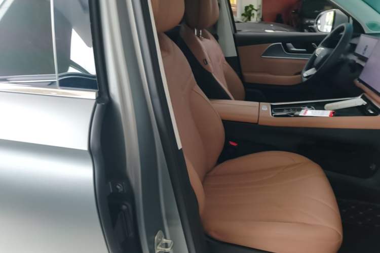 Used Chery Tiggo 8 L 2025 Model 2.0T Two-Wheel Drive Changhong Edition—7 Seaters Right Front Seat