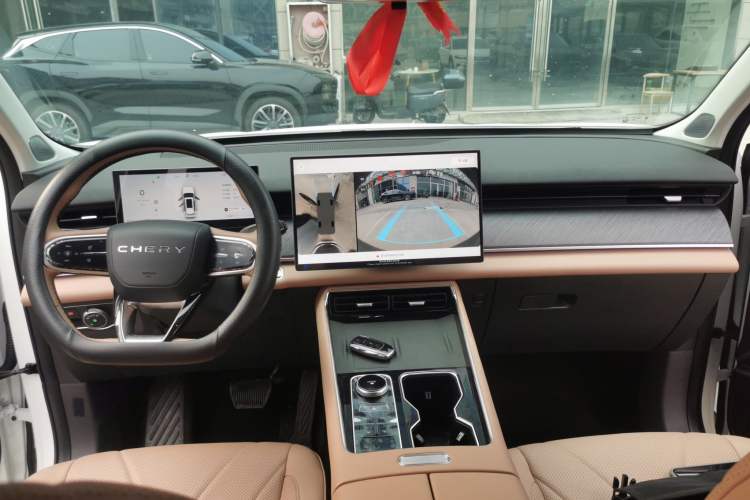 Used Chery Tiggo 8 L 2025 Model 2.0T Two-Wheel Drive Changhong Edition—5 Seaters Center Console