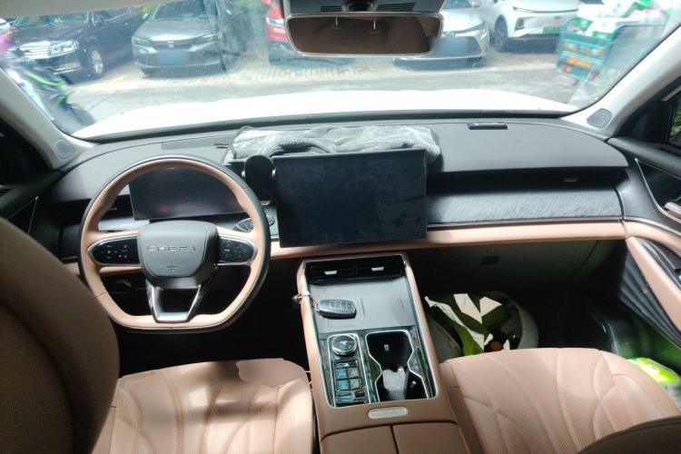 Used Chery Tiggo 8 L 2025 Model 2.0T Two-Wheel Drive Changhong Edition—7 Seaters Center Console