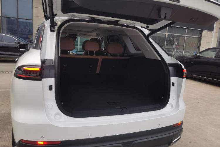 Used Chery Tiggo 8 L 2025 Model 2.0T Two-Wheel Drive Changhong Edition—5 Seaters Trunk
