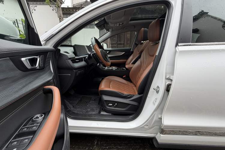 Used Chery Tiggo 8 PLUS 2022 290TGDI DCT Luxury Edition+ Interior 2