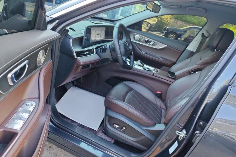 Used Chery Tiggo 8 PLUS 2024 Champion Edition 390TGDI DCT Bold Version 7-Seater Interior 3