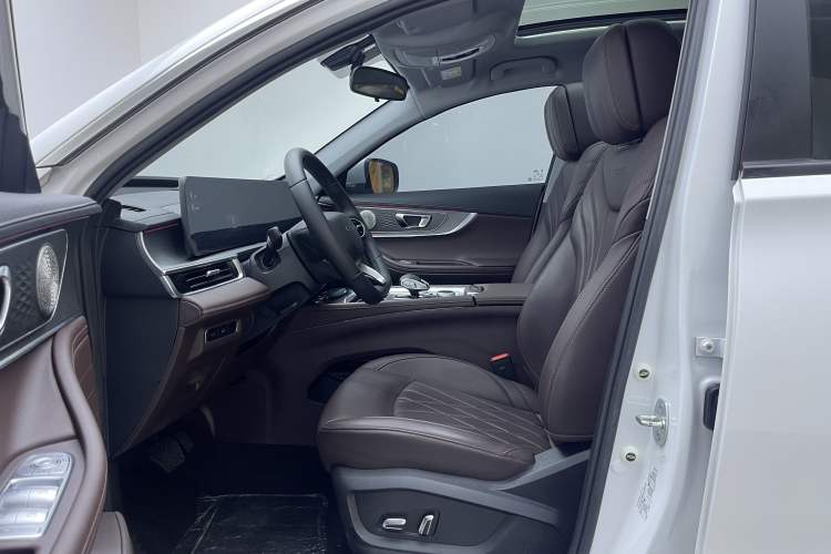 Used Chery Tiggo 8 PLUS 2024 Champion Edition 290TGDI DCT Deluxe Version 5-Seater Interior 3