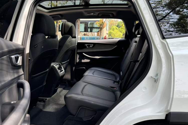 Used Chery Tiggo 8 PLUS 2024 Champion Edition 290TGDI DCT Passionate Version 5-Seater Interior 4