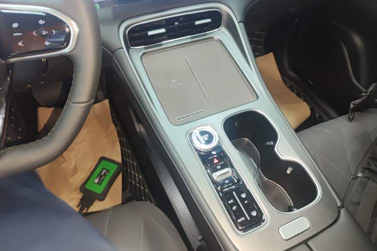 Used Chery Tiggo 8 PLUS 2025 290TGDI DCT Luxury 5-Seater Gear Lever