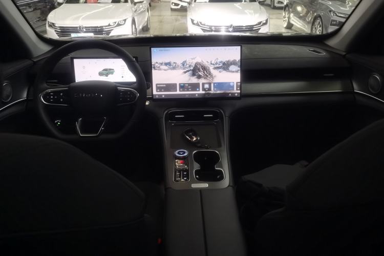 Used Chery Tiggo 8 PLUS 2025 Model 290TGDI DCT Chufeng Edition—5 Seaters Center Console