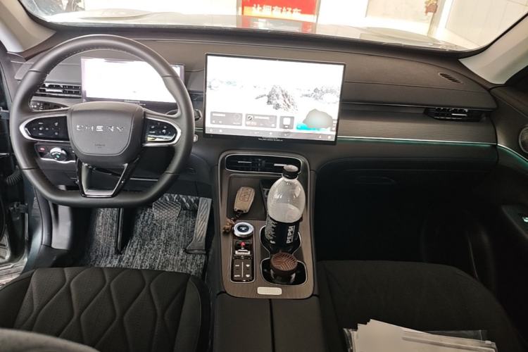 Used Chery Tiggo 8 PLUS 2025 290TGDI DCT Luxury 5-Seater Center Console