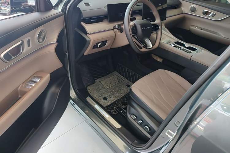 Used Chery Tiggo 8 PLUS 2025 290TGDI DCT Prestige 5-Seater Driver Seat
