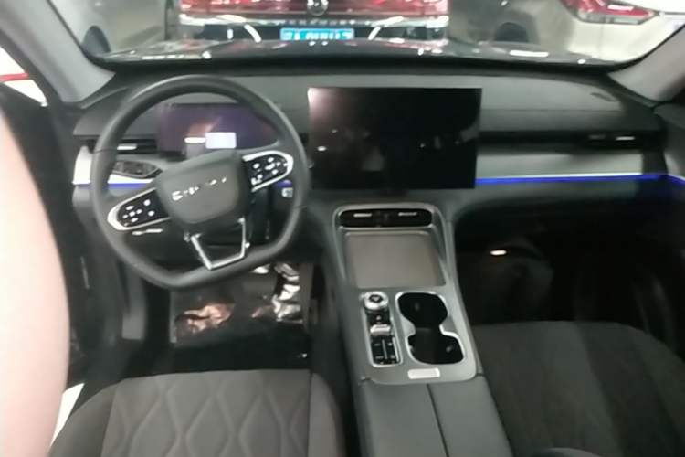 Used Chery Tiggo 8 PLUS 2025 290TGDI DCT Luxury 5-Seater Center Console