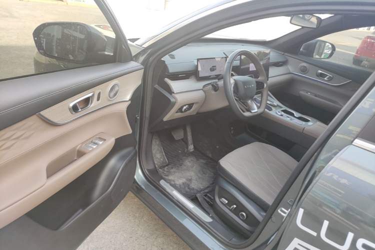 Used Chery Tiggo 8 PLUS 2025 290TGDI DCT Prestige 5-Seater Driver Seat