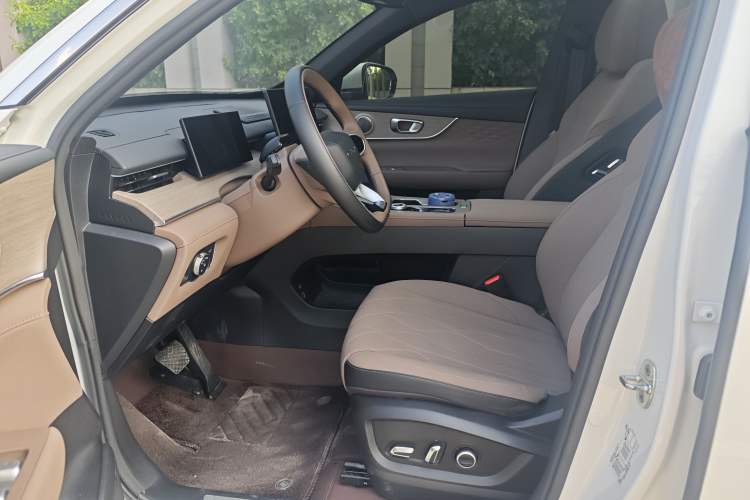 Used Chery Tiggo 8 PLUS 2025 290TGDI DCT Prestige 5-Seater Interior 2