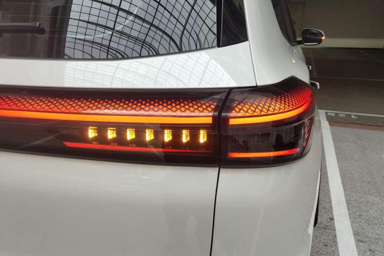 Used Chery Tiggo 8 PLUS 2025 290TGDI DCT Prestige 5-Seater Right Rear Taillight