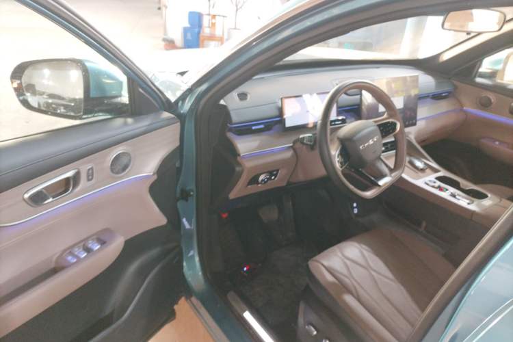 Used Chery Tiggo 8 PLUS C-DM 2025 1.5T 116 km Prestige Version 5 Seats Driver Seat