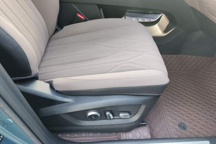 Used Chery Tiggo 8 PLUS C-DM 2025 1.5T 116 km Prestige Version 5 Seats Interior 8