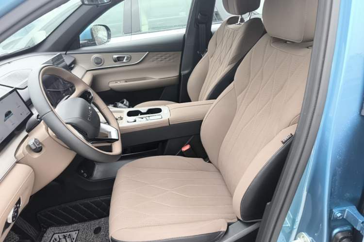 Used Chery Tiggo 8 PLUS C-DM 2025 1.5T 116 km Prestige Version 5 Seats Left Front Seat