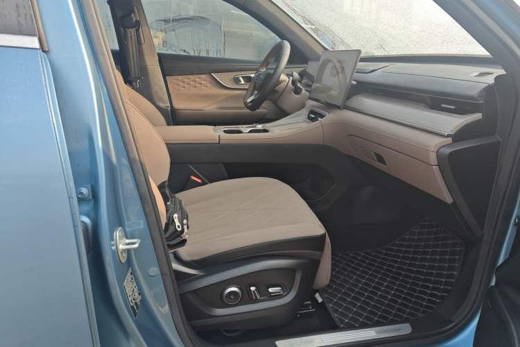 Used Chery Tiggo 8 PLUS C-DM 2025 1.5T 116 km Prestige Version 5 Seats Right Front Seat
