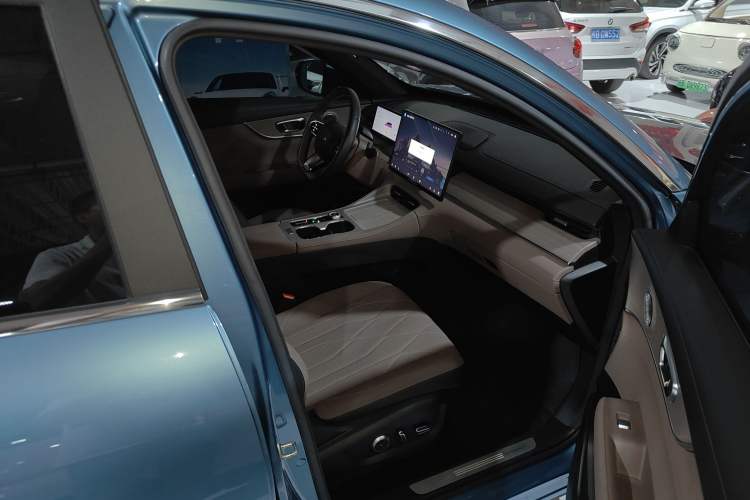 Used Chery Tiggo 8 PLUS C-DM 2025 1.5T 116 km Prestige Version 5 Seats Right Front Seat