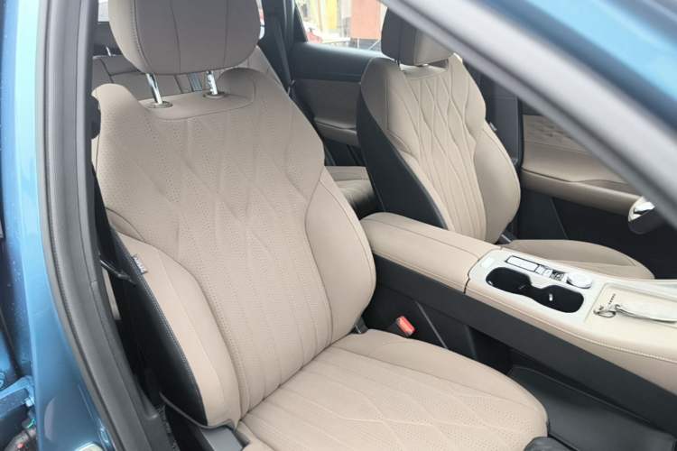 Used Chery Tiggo 8 PLUS C-DM 2025 1.5T 116 km Prestige Version 5 Seats Right Front Seat