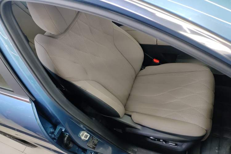 Used Chery Tiggo 8 PLUS C-DM 2025 1.5T 116 km Prestige Version 5 Seats Right Front Seat