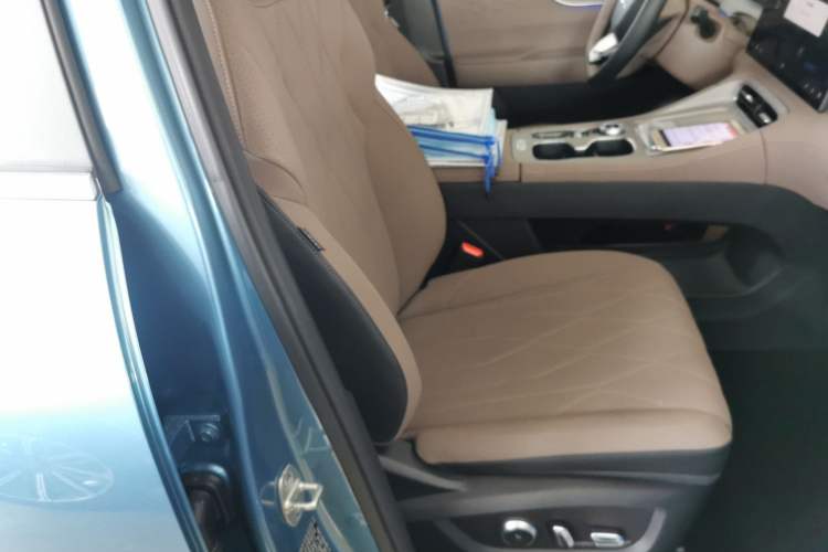 Used Chery Tiggo 8 PLUS C-DM 2025 1.5T 116 km Prestige Version 5 Seats Right Front Seat