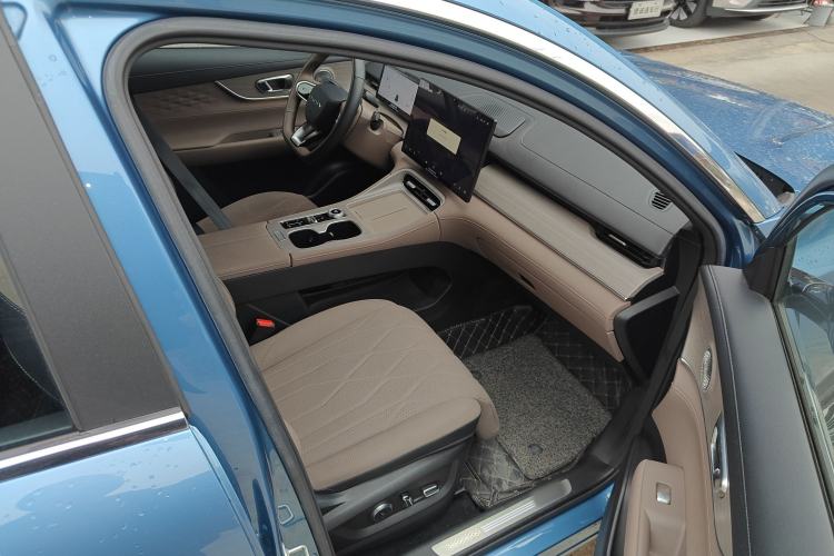 Used Chery Tiggo 8 PLUS C-DM 2025 1.5T 116 km Prestige Version 5 Seats Right Front Seat