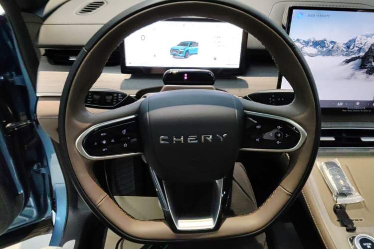Used Chery Tiggo 8 PLUS C-DM 2025 1.5T 116 km Prestige Version 5 Seats Steering Wheel
