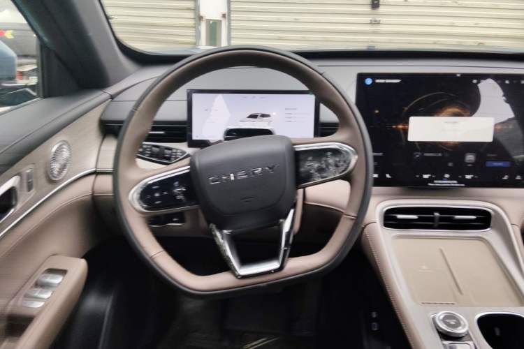 Used Chery Tiggo 8 PLUS C-DM 2025 1.5T 116 km Prestige Version 5 Seats Steering Wheel