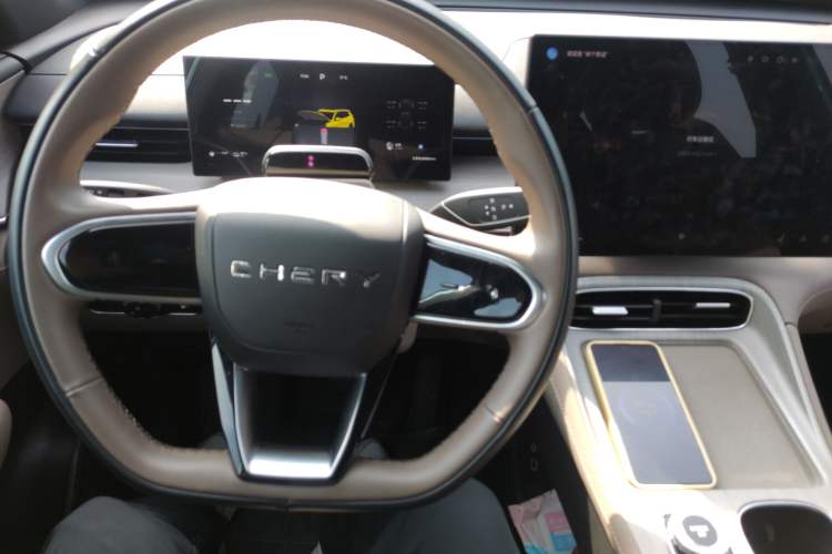 Used Chery Tiggo 8 PLUS C-DM 2025 1.5T 116 km Prestige Version 5 Seats Steering Wheel