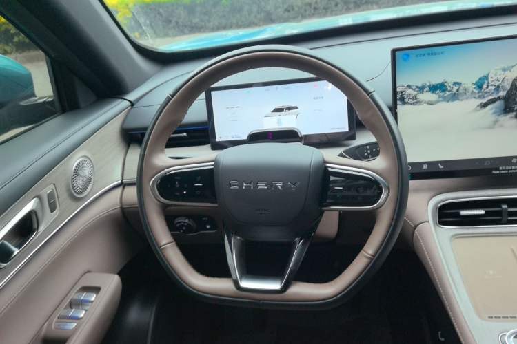 Used Chery Tiggo 8 PLUS C-DM 2025 1.5T 116 km Prestige Version 5 Seats Steering Wheel