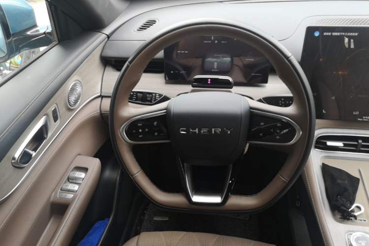 Used Chery Tiggo 8 PLUS C-DM 2025 1.5T 116 km Prestige Version 5 Seats Steering Wheel