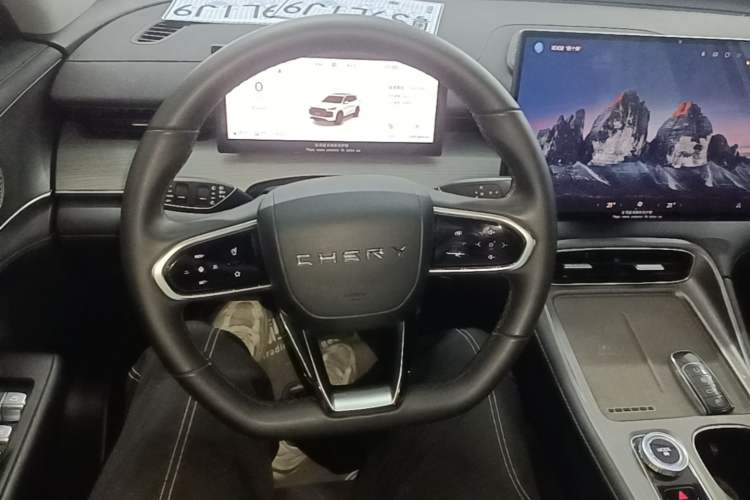Used Chery Tiggo 8 PLUS C-DM 2025 1.5T 116 km Luxury Version 5 Seats Steering Wheel