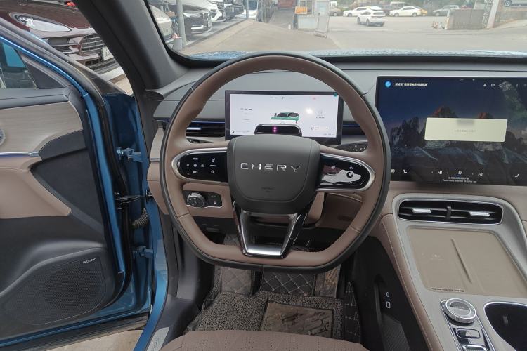 Used Chery Tiggo 8 PLUS C-DM 2025 1.5T 116 km Prestige Version 5 Seats Steering Wheel