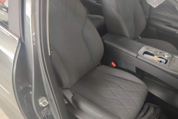 Used Chery Tiggo 8 PLUS C-DM 2025 1.5T 116 km Luxury Version 5 Seats Right Front Seat