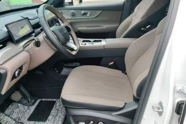Used Chery Tiggo 8 PLUS C-DM 2025 1.5T 116 km Prestige 7-Seater Interior 1