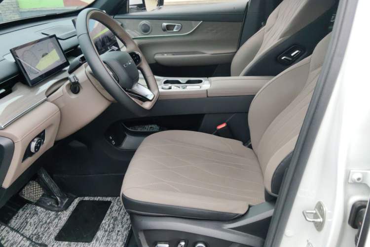Used Chery Tiggo 8 PLUS C-DM 2025 1.5T 116 km Prestige 7-Seater Interior 2