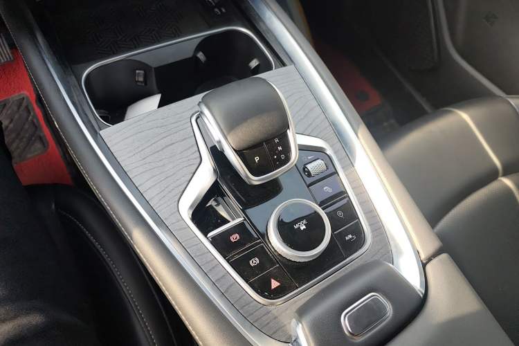 Used Chery Tiggo 8 PRO 2024 Champion Edition 290T Two-Wheel Drive Shining Version 7 Seats Gear Lever