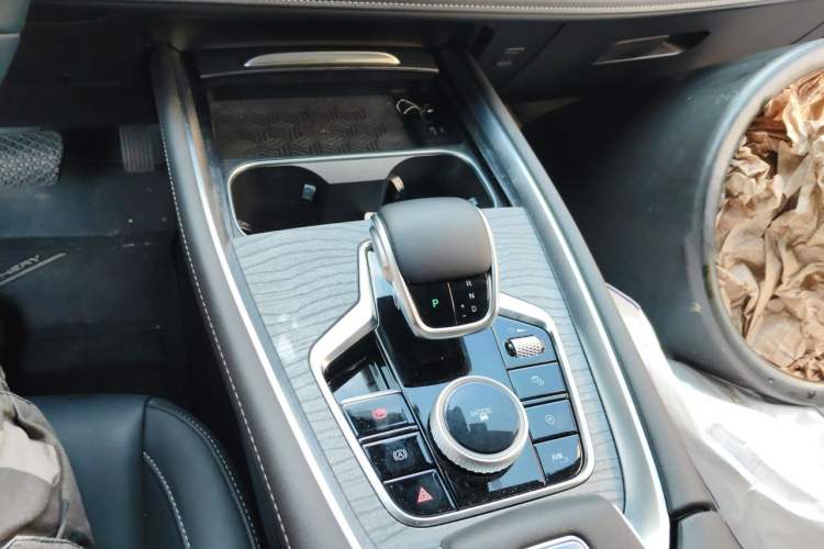Used Chery Tiggo 8 PRO 2024 Champion Edition 290T Two-Wheel Drive Shining Version 5 Seats Gear Lever