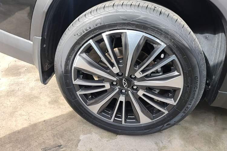 Used Chery Tiggo 8 PRO 2024 Champion Edition 390T Two-Wheel Drive Peak Version 5 Seats Right Rear Wheel Hub