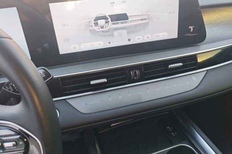 Used Chery Tiggo 8 PRO 2024 Champion Edition 290T Two-Wheel Drive Shining Version 5 Seats Audio And AC Panel