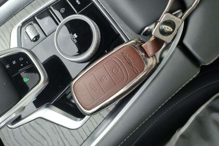 Used Chery Tiggo 8 PRO 2024 Champion Edition 290T Two-Wheel Drive Shining Version 5 Seats Vehicle Key