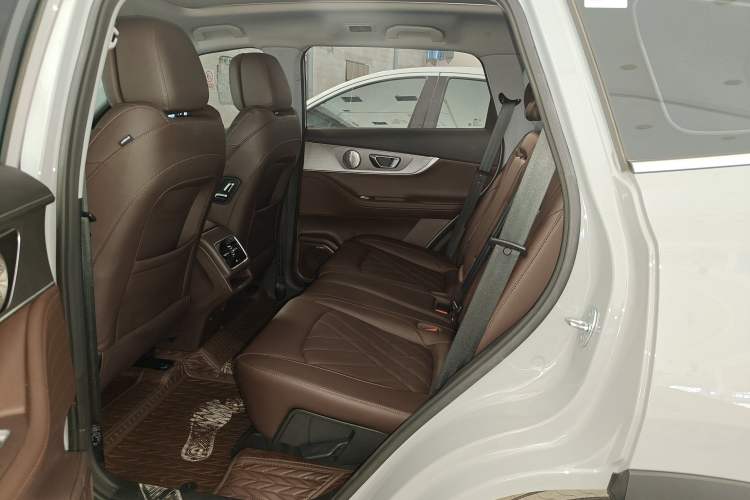 Used Chery Tiggo 8 PRO 2024 Champion Edition 290T Two-Wheel Drive Peak Version 5 Seats Left Rear Seat