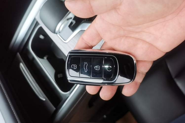 Used Chery Tiggo 8 PRO 2024 Champion Edition 290T Two-Wheel Drive Shining Version 5 Seats Vehicle Key