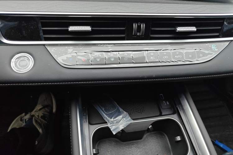 Used Chery Tiggo 8 PRO 2025 290T Two-Wheel-Drive Luxury Edition Audio And AC Panel