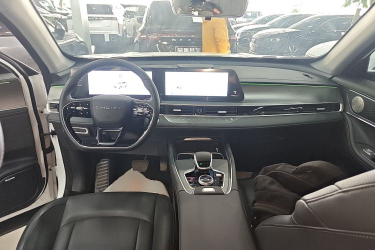 Used Chery Tiggo 8 PRO 2025 290T Two-Wheel-Drive Luxury Edition Center Console