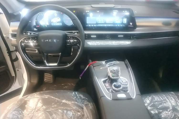 Used Chery Tiggo 8 PRO 2025 290T Two-Wheel-Drive Luxury Edition Center Console