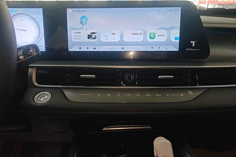 Used Chery Tiggo 8 PRO New Energy 2023 Champion Edition 1.5T 100km Glory Version Audio And AC Panel