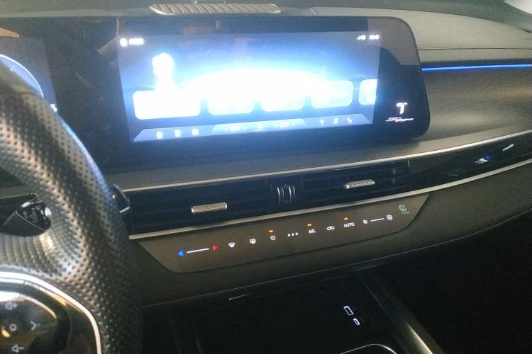 Used Chery Tiggo 8 PRO New Energy 2023 Champion Edition 1.5T 100km Glory Version Audio And AC Panel