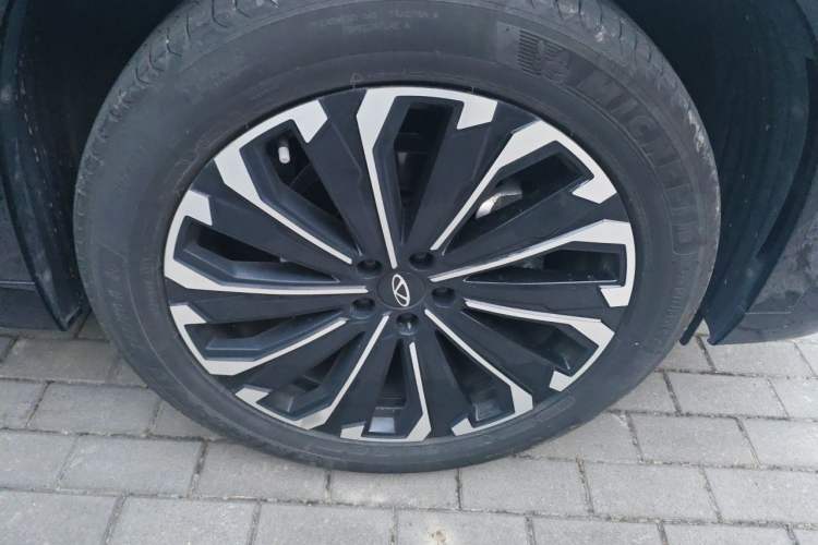 Used Chery Tiggo 9 2023 2.0T Dual-Clutch Two-Wheel Drive Prestige Version 5 Seats Right Front Wheel Hub